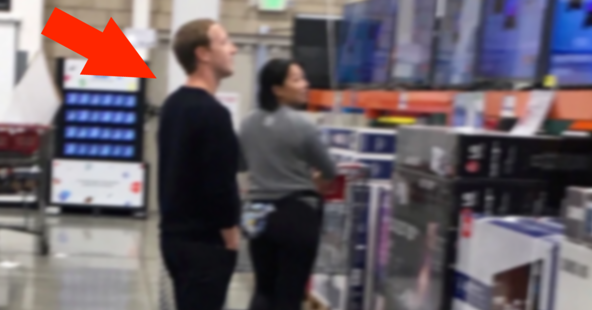Mark Zuckerberg magasine les TV chez Costco